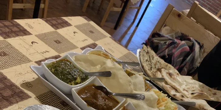 Ochutnejte indii: 8chodové degustační menu s kuřecím, jehněčím i vege