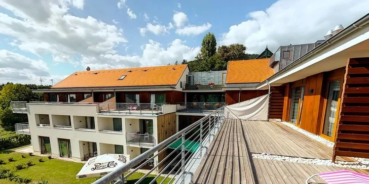 Pobyt pro požitkáře u Balatonu: ochutnávka vína, designové ubytování i neomezený wellness