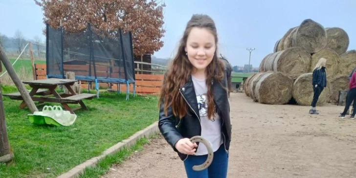 Tematická hra Honba za pokladem farmáře na skutečné farmě se zvířaty