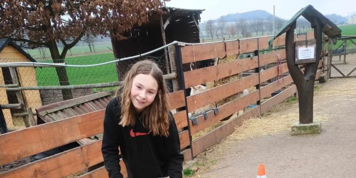 Tematická hra Honba za pokladem farmáře na skutečné farmě se zvířaty