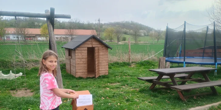 Tematická hra Honba za pokladem farmáře na skutečné farmě se zvířaty