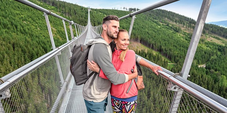 Vstup na nejdelší visutý most pro pěší na světě i Stezku v oblacích: mimo letní sezónu
