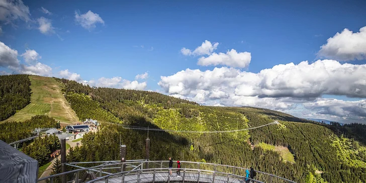 Vstup na nejdelší visutý most pro pěší na světě i Stezku v oblacích: mimo letní sezónu
