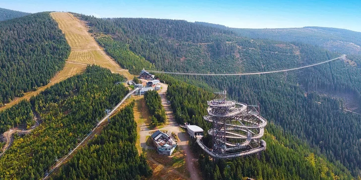 Vstup na nejdelší visutý most pro pěší na světě i Stezku v oblacích: mimo letní sezónu