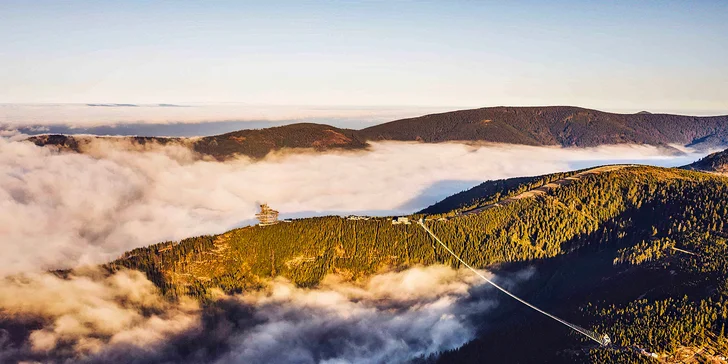 Vstup na nejdelší visutý most pro pěší na světě i Stezku v oblacích: mimo letní sezónu