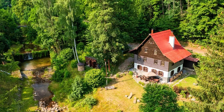 Zrekonstruovaná chata na polosamotě v Jizerských horách: apartmán až pro 4 osoby