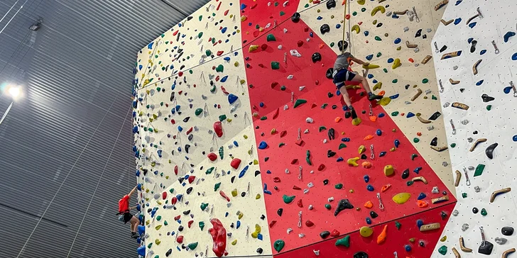 Individuální lezecký trénink na umělé stěně ve sportovní hale Kbely pro 1 i 2 lezce