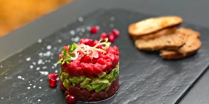 Pětichodové degustační menu se steakem, chobotnicí či jelenem i s možností wellness pro 2 osoby