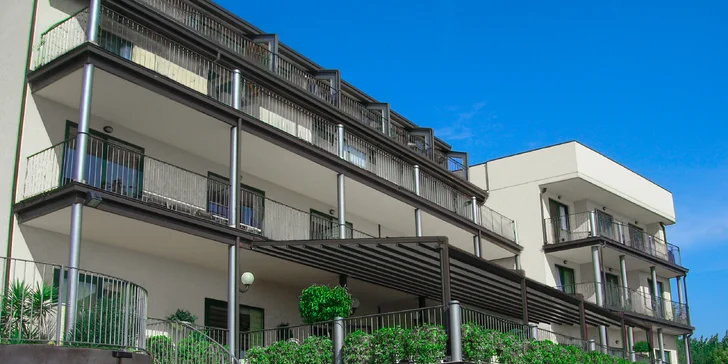 Lago di Garda: 4* hotel s bazénem a panoramatickou terasou hned u jezera, polopenze v ceně