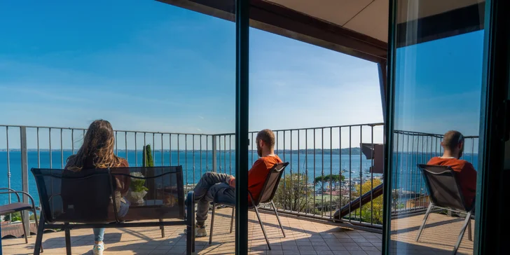 Lago di Garda: 4* hotel s bazénem a panoramatickou terasou hned u jezera, polopenze v ceně