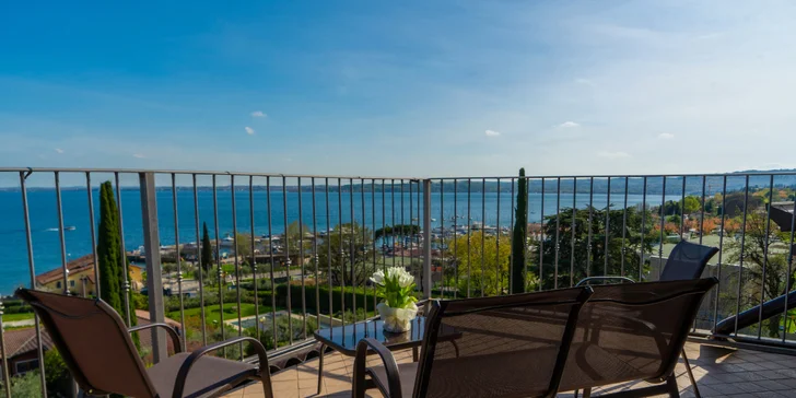 Lago di Garda: 4* hotel s bazénem a panoramatickou terasou hned u jezera, polopenze v ceně