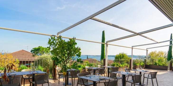 Lago di Garda: 4* hotel s bazénem a panoramatickou terasou hned u jezera, polopenze v ceně