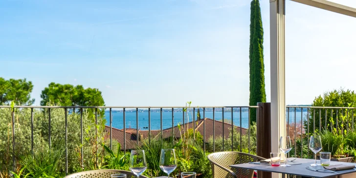 Lago di Garda: 4* hotel s bazénem a panoramatickou terasou hned u jezera, polopenze v ceně