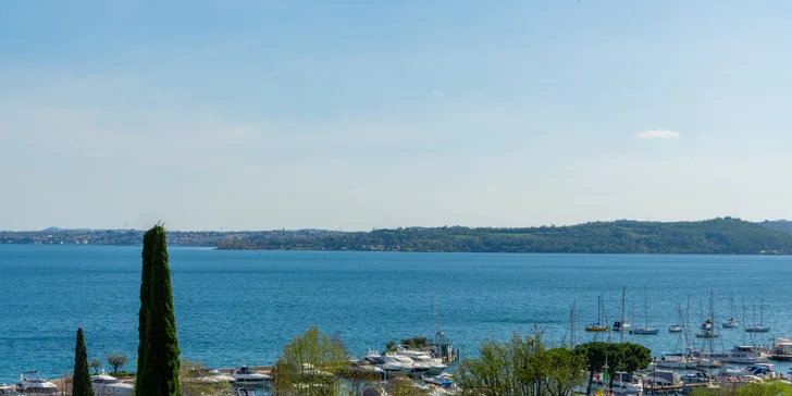 Lago di Garda: 4* hotel s bazénem a panoramatickou terasou hned u jezera, polopenze v ceně