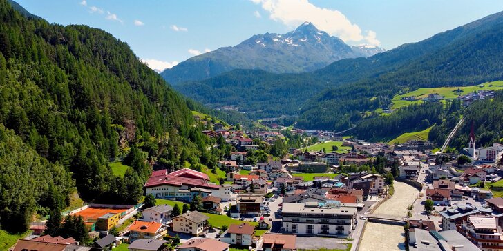 Tyrolské alpy pro pár i rodinu: snídaně, neomezeně sauny a turistická karta