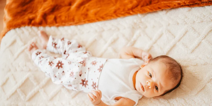 Rodinné či new born focení v ateliéru v boho stylu: 8 upravených snímků