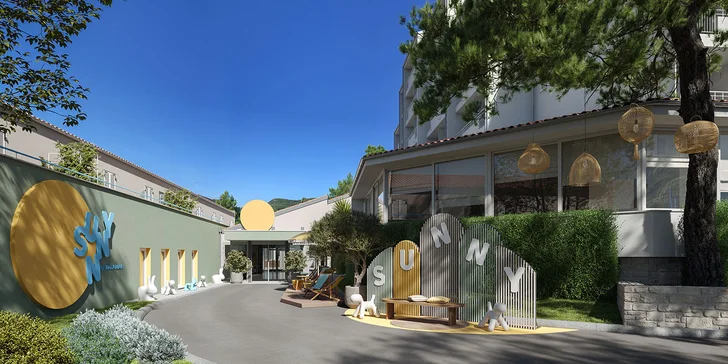 Rabac na Istrii: hotel 70 m od pláže, venkovní a dětský bazén, plná penze, 3. osoba zdarma