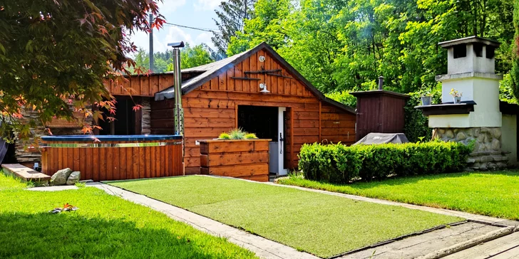 Dovolená v luxusní chatě pod Pustevnami až pro 8 osob: zahrada s grilem, sauna i koupací vířivý sud