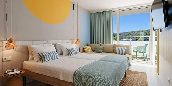 Rabac na Istrii: hotel 70 m od pláže, venkovní a dětský bazén, plná penze, 3. osoba zdarma