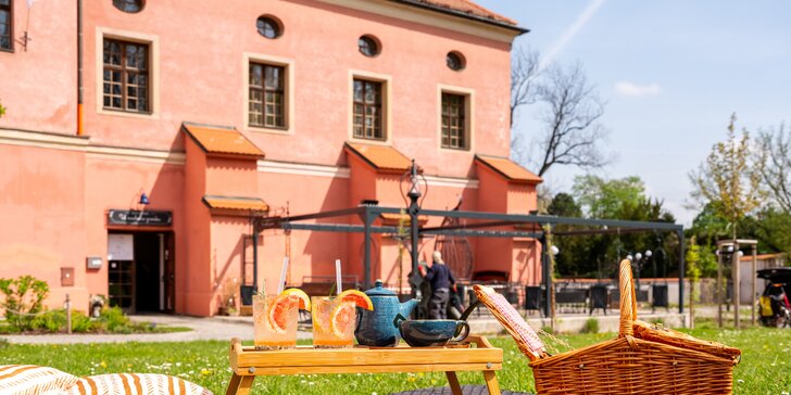 Piknikové koše v zahradě opavského minoritu: čaj, káva nebo víno a rozmanité lahůdky