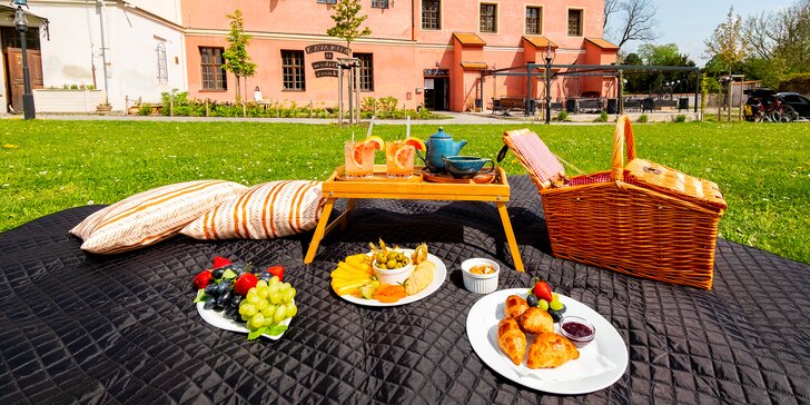 Piknikové koše v zahradě opavského minoritu: čaj, káva nebo víno a rozmanité lahůdky