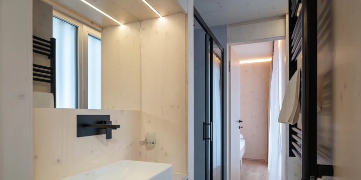 Dovolená v unikátních Björnson Tree Houses s novým venkovním wellness, 2 děti do 9,9 let zdarma