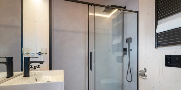 Dovolená v unikátních Björnson Tree Houses s novým venkovním wellness, 2 děti do 9,9 let zdarma