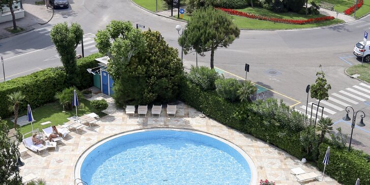Cervia u Rimini: 4* hotel u pláže, venkovní bazén a k tomu snídaně či polopenze