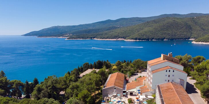 Rabac na Istrii: hotel 70 m od pláže, venkovní a dětský bazén, plná penze, last minute sleva