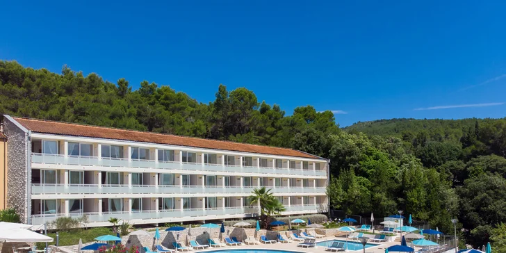 Rabac na Istrii: hotel 70 m od pláže, 4 bazény pro dospělé i děti, plná penze, 3. osoba zdarma