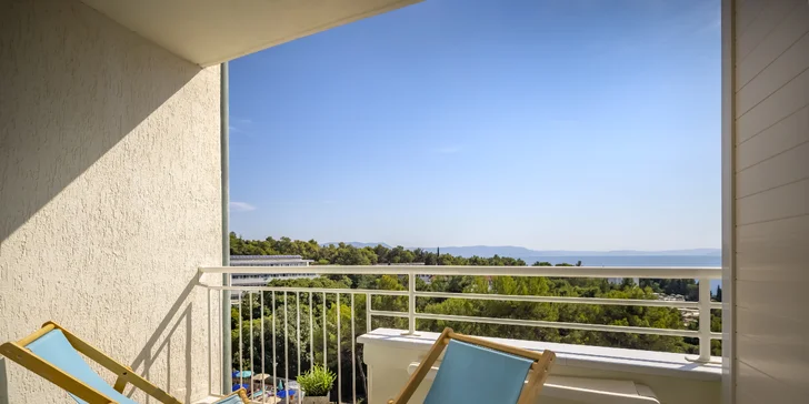 Rabac na Istrii: hotel 70 m od pláže, venkovní a dětský bazén, plná penze, 3. osoba zdarma