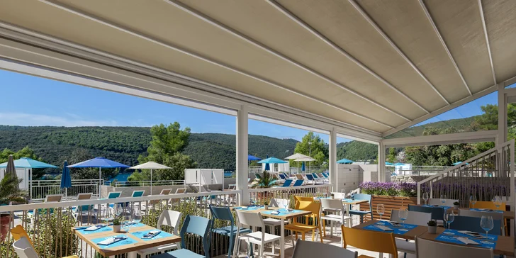 Rabac na Istrii: hotel 70 m od pláže, 4 bazény pro dospělé i děti, plná penze, 3. osoba zdarma
