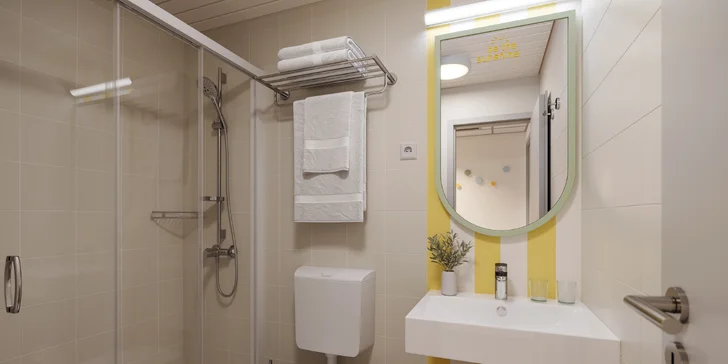 Rabac na Istrii: hotel 70 m od pláže, venkovní a dětský bazén, plná penze, 3. osoba zdarma
