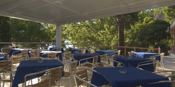 Makarská riviéra: Pavilony Brzet 3* ubytování včetně polopenze a dopravy autobusem