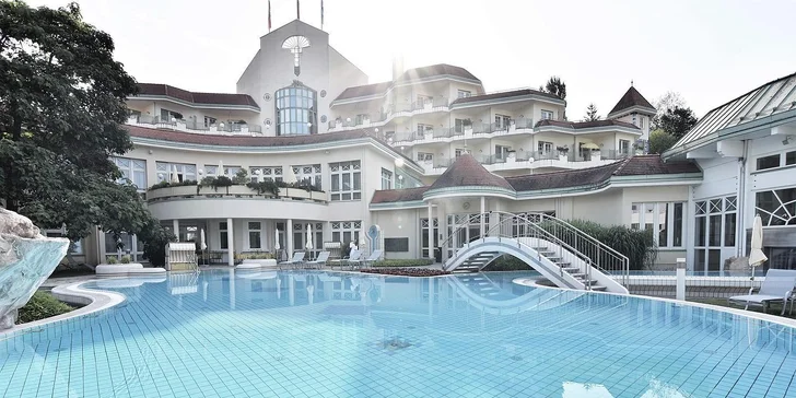 Relaxační pobyt v Rakousku: plná penze, termální bazény i vstup do skanzenu