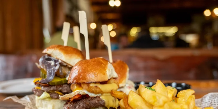 Set 4-8 mini burgerů na western ranči: klasický a smash hovězí burger, pulled smoke ribs i smažené kuře