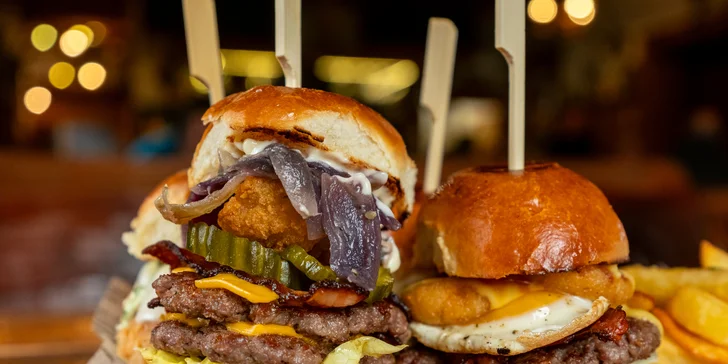Set 4-8 mini burgerů na western ranči: klasický a smash hovězí burger, pulled smoke ribs i smažené kuře