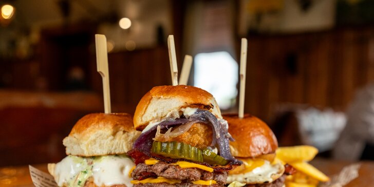 Set 4-8 mini burgerů na western ranči: klasický a smash hovězí burger, pulled smoke ribs i smažené kuře
