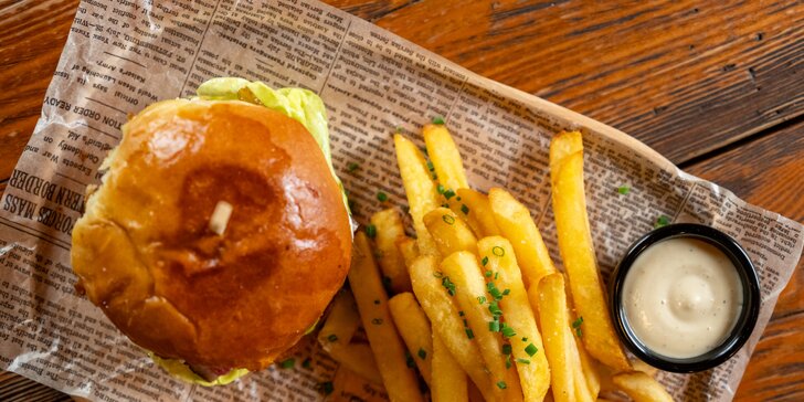 Luxusní beef pastrami burger a hranolky pro 1 nebo 2 osoby na westernovém ranči