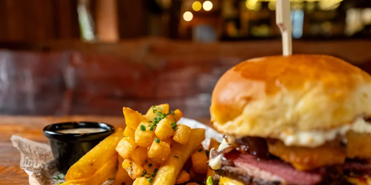 Luxusní beef pastrami burger a hranolky pro 1 nebo 2 osoby na westernovém ranči