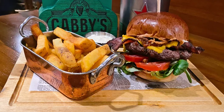 Kuřecí křídla a šipky nebo burger a kulečník v irském pubu pro dva