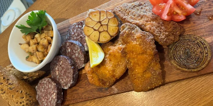 Prkno domácích nebo zabijačkových specialit i s relaxační koupelí pro 2