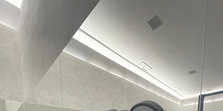 Vstup do nově otevřeného fitness GymArena Liberec a iontový nápoj