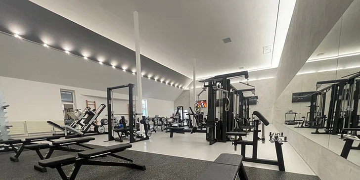 Vstup do nově otevřeného fitness GymArena Liberec a iontový nápoj