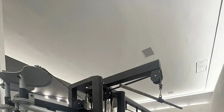 Vstup do nově otevřeného fitness GymArena Liberec a iontový nápoj