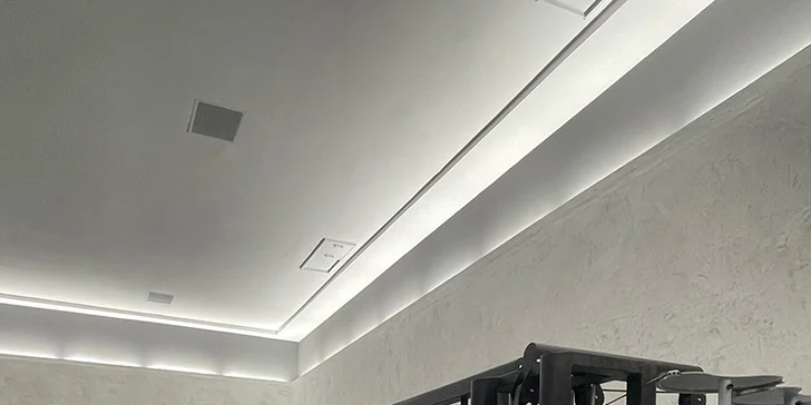 Vstup do nově otevřeného fitness GymArena Liberec a iontový nápoj