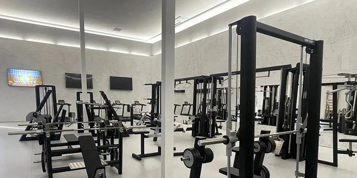 Vstup do nově otevřeného fitness GymArena Liberec a iontový nápoj
