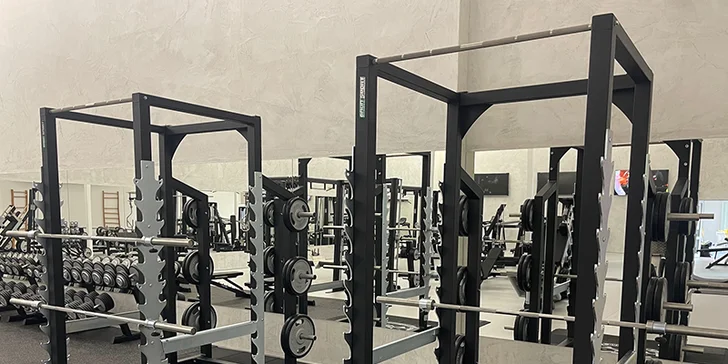 Vstup do nově otevřeného fitness GymArena Liberec a iontový nápoj