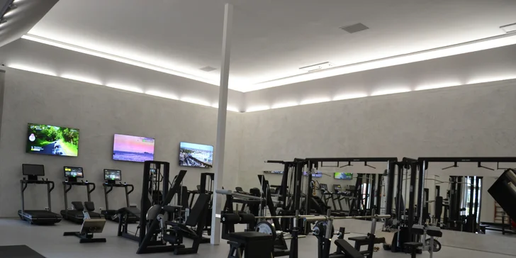 Vstup do nově otevřeného fitness GymArena Liberec a iontový nápoj
