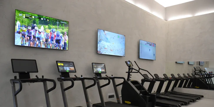 Vstup do nově otevřeného fitness GymArena Liberec a iontový nápoj